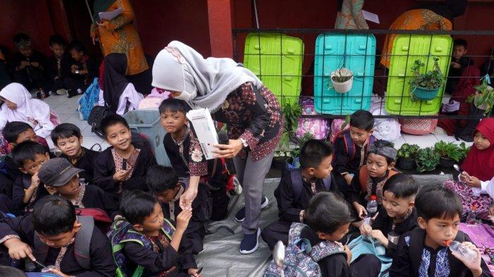 Petugas dari Puskesmas Rancamalaka Endah membagikan obat cacing secara gratis kepada para pelajar, di SDN Rancamanyar 3, Jalan Cilebak, Desa Rancamanyar, Kecamatan Baleendah, Kabupaten Bandung, Jawa Barat, Kamis (8/5/2025).