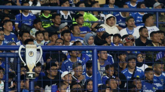 Bobotoh menyaksikan laga Persib Bandung melawan Barito Putra pada pertandingan pekan ke-32 Liga 1 2024-2025, di Stadion Gelora Bandung Lautan Api (GBLA), Gedebage, Kota Bandung, Jawa Barat, Jumat (9/5/2025).