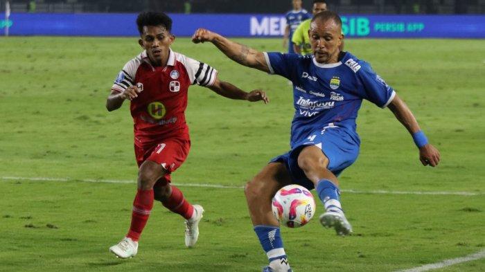 Pemain Persib Bandung, Gustavo Franca menendang bola melambung ke arah gawang Barito Putra dan berbuah gol setelah gagal diantipasi pemain Barito, Yuswanto Aditya sehingga bola masuk ke gawang dan gagal ditangkap kiper Barito pada pertandingan pekan ke-32 Liga 1 2024-2025, di Stadion Gelora Bandung Lautan Api (GBLA), Gedebage, Kota Bandung, Jawa Barat, Jumat (9/5/2025).