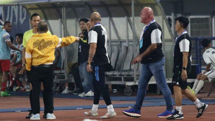 Maneger Tim Persib, H Umuh Muchtar dan tim pelatih Persib melakukan protes kepemimpinan wasit kepada wasit cadangan di pinggir lapangan saat laga Persib Bandung menghadapi Barito Putra pada pertandingan pekan ke-32 Liga 1 2024-2025, di Stadion Gelora Bandung Lautan Api (GBLA), Gedebage, Kota Bandung, Jawa Barat, Jumat (9/5/2025).