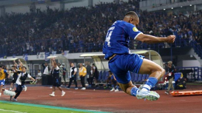 Pemain Persib Bandung, Gustavo Franca melakukan selebrasi setelah bola melambungnya ke arah gawang Barito Putra berbuah gol setelah gagal diantipasi pemain Barito, Yuswanto Aditya pada pertandingan pekan ke-32 Liga 1 2024-2025, di Stadion Gelora Bandung Lautan Api (GBLA), Gedebage, Kota Bandung, Jawa Barat, Jumat (9/5/2025).