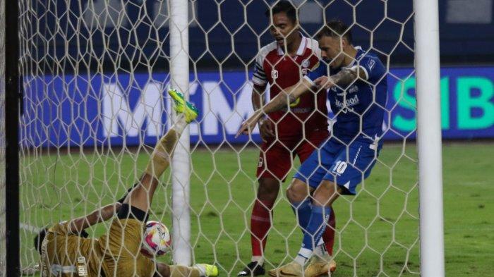 Kiper Barito Putra gagal menangkap bola yang masuk ke gawangnya, bola melambung dari Pemain Persib Bandung, Gustavo Franca yang gagal diantisipasi pemain Barito pada pertandingan pekan ke-32 Liga 1 2024-2025, di Stadion Gelora Bandung Lautan Api (GBLA), Gedebage, Kota Bandung, Jawa Barat, Jumat (9/5/2025).