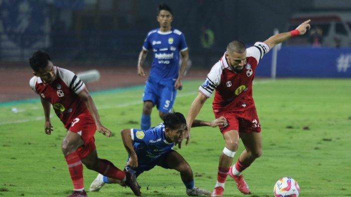 Pemain Persib Bandung, Beckham Putra terjatuh saat berebut bola dengan dua pemain Barito Putra pada pertandingan pekan ke-32 Liga 1 2024-2025, di Stadion Gelora Bandung Lautan Api (GBLA), Gedebage, Kota Bandung, Jawa Barat, Jumat (9/5/2025).