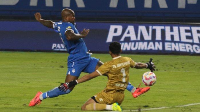 Pemain Persib Bandung, Gervane Kastaneer gagal mencetak gol setelah bola terlebih dulu berhasil dihalau kiper Barito Putra pada pertandingan pekan ke-32 Liga 1 2024-2025, di Stadion Gelora Bandung Lautan Api (GBLA), Gedebage, Kota Bandung, Jawa Barat, Jumat (9/5/2025).