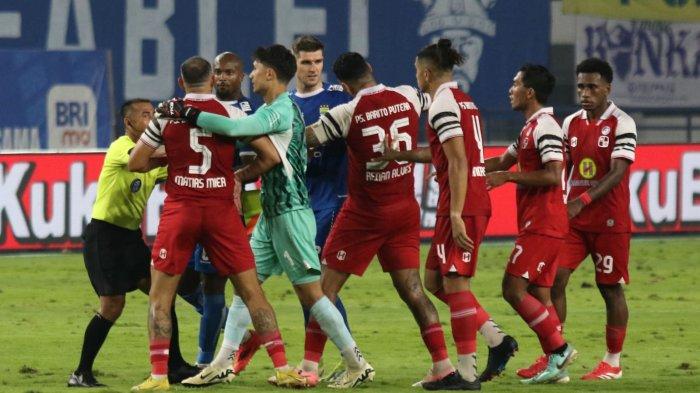 Wasit berusaha melerai pemain Persib Bandung dan Barito Putra yang sedang bersitegang pada pertandingan pekan ke-32 Liga 1 2024-2025, di Stadion Gelora Bandung Lautan Api (GBLA), Gedebage, Kota Bandung, Jawa Barat, Jumat (9/5/2025).