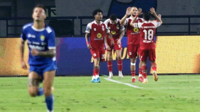 Pemain Barito Putra, Jaime Moreno bersama rekan-rekannya merayakan gol yang berhasil dicetak ke gawang Persib Bandung pada pertandingan pekan ke-32 Liga 1 2024-2025, di Stadion Gelora Bandung Lautan Api (GBLA), Gedebage, Kota Bandung, Jawa Barat, Jumat (9/5/2025).