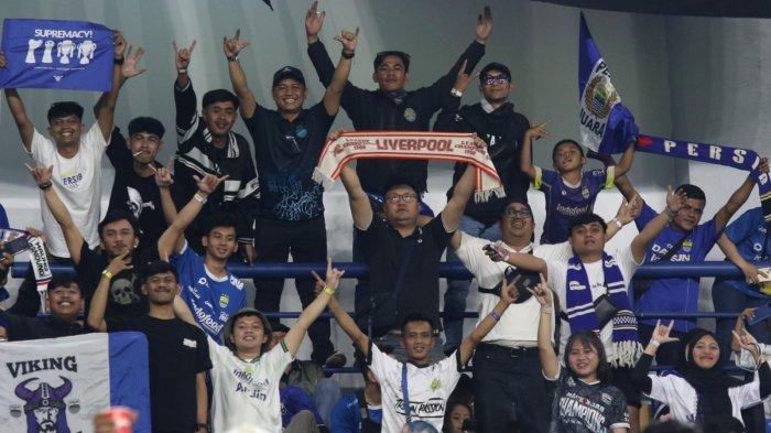 Bobotoh memberikan dukungan kepada Persib Bandung melawan Barito Putra pada pertandingan pekan ke-32 Liga 1 2024-2025, di Stadion Gelora Bandung Lautan Api (GBLA), Gedebage, Kota Bandung, Jawa Barat, Jumat (9/5/2025).