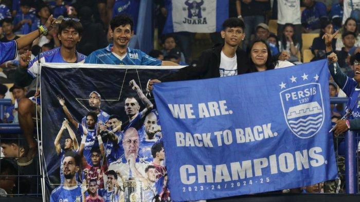 Bobotoh memberikan dukungan kepada Persib Bandung melawan Barito Putra pada pertandingan pekan ke-32 Liga 1 2024-2025, di Stadion Gelora Bandung Lautan Api (GBLA), Gedebage, Kota Bandung, Jawa Barat, Jumat (9/5/2025).
