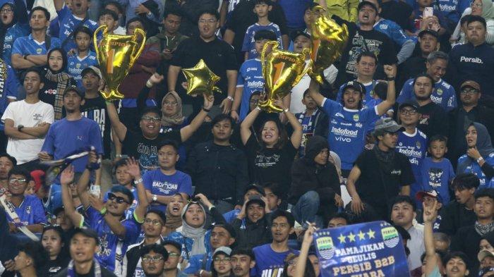 Bobotoh memberikan dukungan kepada Persib Bandung melawan Barito Putra pada pertandingan pekan ke-32 Liga 1 2024-2025, di Stadion Gelora Bandung Lautan Api (GBLA), Gedebage, Kota Bandung, Jawa Barat, Jumat (9/5/2025).