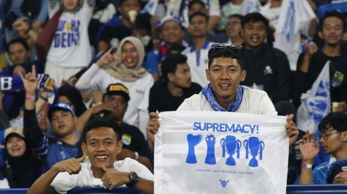 Bobotoh memberikan dukungan kepada Persib Bandung melawan Barito Putra pada pertandingan pekan ke-32 Liga 1 2024-2025, di Stadion Gelora Bandung Lautan Api (GBLA), Gedebage, Kota Bandung, Jawa Barat, Jumat (9/5/2025).