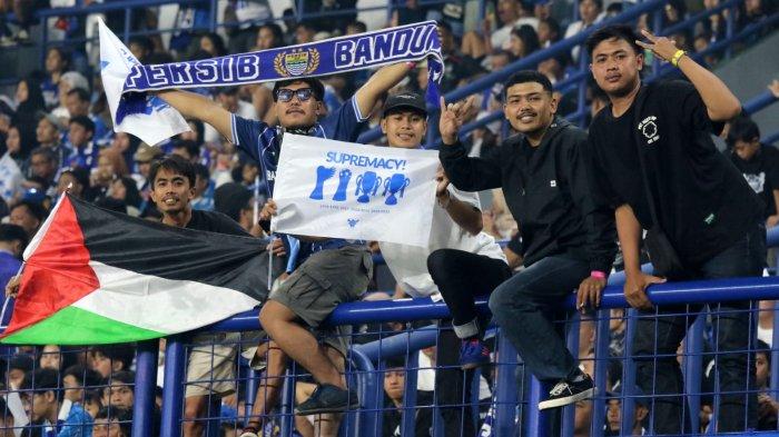 Bobotoh memberikan dukungan kepada Persib Bandung melawan Barito Putra pada pertandingan pekan ke-32 Liga 1 2024-2025, di Stadion Gelora Bandung Lautan Api (GBLA), Gedebage, Kota Bandung, Jawa Barat, Jumat (9/5/2025).