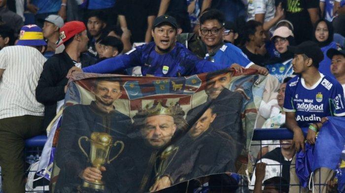 Bobotoh memberikan dukungan kepada Persib Bandung melawan Barito Putra pada pertandingan pekan ke-32 Liga 1 2024-2025, di Stadion Gelora Bandung Lautan Api (GBLA), Gedebage, Kota Bandung, Jawa Barat, Jumat (9/5/2025).