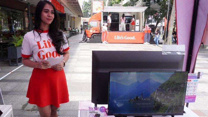 Admin Head Bandung Branch of LG Electronics Indonesia, Dadi Darmadi (kiri) berbincang dengan pengunjung yang sedang melihat sejumlah produk elektronik LG yang didisplay di dalam truk pada gelaran kampanye Life's Good Truck di Bandung Indah Plaza (BIP), Jalan Merdeka, Kota Bandung, Jawa Barat, Jumat (9/5/2025).