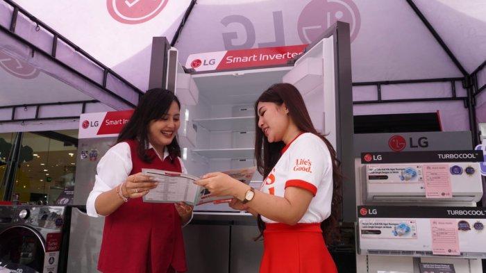 Sales promotion girl menjelaskan kepada calon konsumen sejumlah produk elektronik LG pada gelaran kampanye Life's Good Truck di Bandung Indah Plaza (BIP), Jalan Merdeka, Kota Bandung, Jawa Barat, Jumat (9/5/2025).
