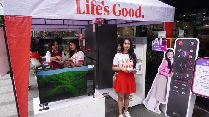 Sales promotion girl menjelaskan kepada calon konsumen sejumlah produk elektronik LG pada gelaran kampanye Life's Good Truck di Bandung Indah Plaza (BIP), Jalan Merdeka, Kota Bandung, Jawa Barat, Jumat (9/5/2025).