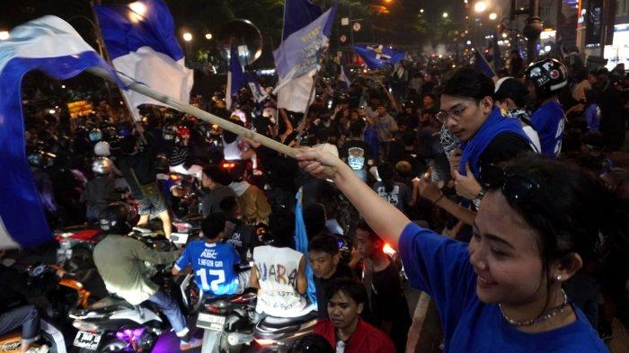 Bobotoh melakukan euforia konvoi Persib juara di Jalan Asia Afrika, kawasan Alun-Alun Kota Bandung, Jawa Barat, Sabtu (10/5/2025) dini hari.