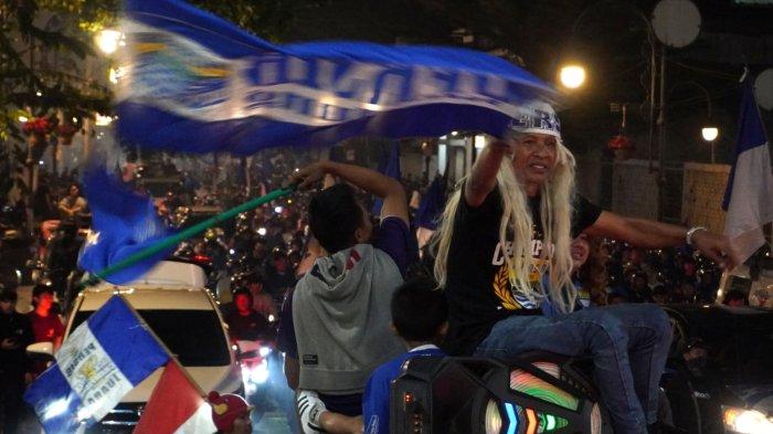 Bobotoh melakukan euforia konvoi Persib juara di Jalan Asia Afrika, kawasan Alun-Alun Kota Bandung, Jawa Barat, Sabtu (10/5/2025) dini hari.
