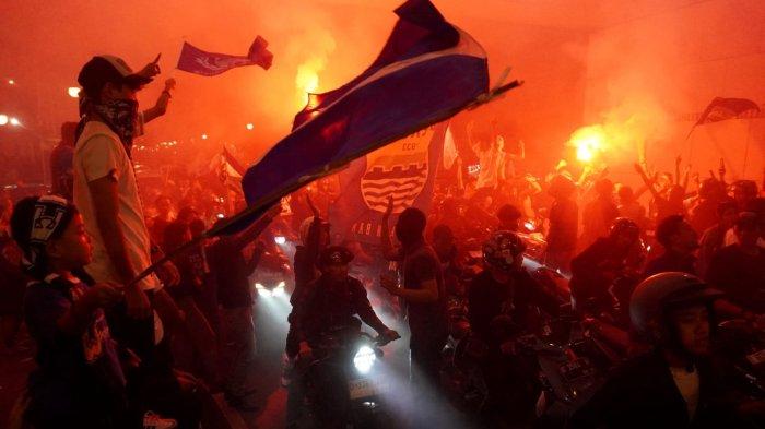 Bobotoh melakukan euforia konvoi Persib juara di Jalan Asia Afrika, kawasan Alun-Alun Kota Bandung, Jawa Barat, Sabtu (10/5/2025) dini hari.