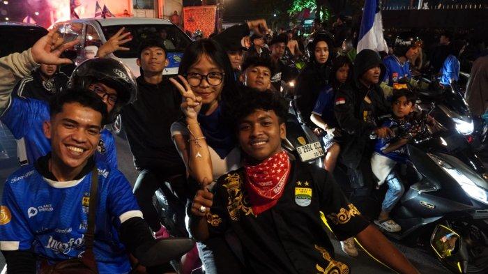 Bobotoh melakukan euforia konvoi Persib juara di Jalan Asia Afrika, kawasan Alun-Alun Kota Bandung, Jawa Barat, Sabtu (10/5/2025) dini hari.