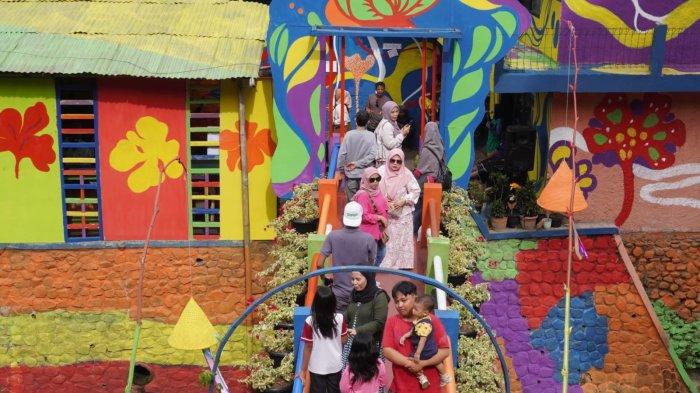 Wisatawan mengunjungi kawasan wisata Lembur Katumbiri, di RW 12, Kelurahan Dago, Kecamatan Coblong, Kota Bandung, Jawa Barat, Senin (12/5/2025).