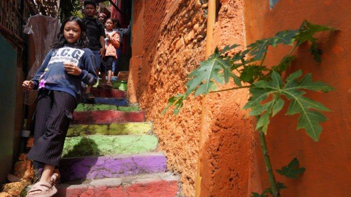Wisatawan mengunjungi kawasan wisata Lembur Katumbiri, di RW 12, Kelurahan Dago, Kecamatan Coblong, Kota Bandung, Jawa Barat, Senin (12/5/2025).