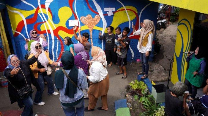Wisatawan mengunjungi kawasan wisata Lembur Katumbiri, di RW 12, Kelurahan Dago, Kecamatan Coblong, Kota Bandung, Jawa Barat, Senin (12/5/2025).