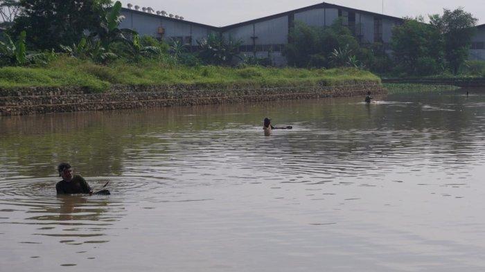 Sejumlah pria berburu cacing sutra di Sungai Citarum, Kabupaten Bandung, Jawa Barat, Senin (19/5/2025).