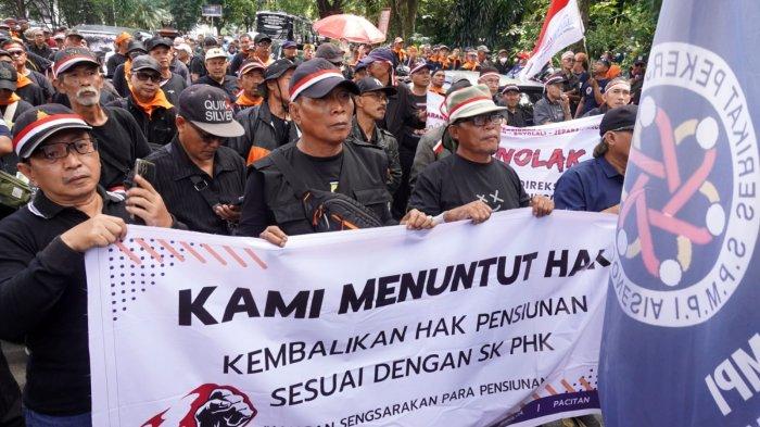 Karyawan dan pensiunan PT Pos Indonesia melakukan aksi unjuk rasa di depan Kantor Pusat PT Pos Indonesia Bandung, Jalan Cilaki, Kota Bandung, Jawa Barat, Selasa (20/5/2025).