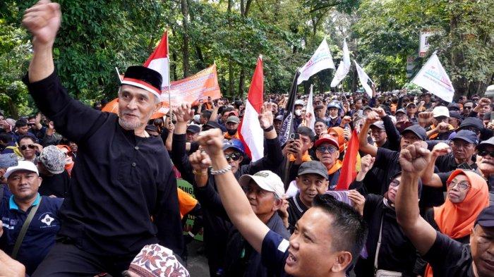 Karyawan dan pensiunan PT Pos Indonesia melakukan aksi unjuk rasa di depan Kantor Pusat PT Pos Indonesia Bandung, Jalan Cilaki, Kota Bandung, Jawa Barat, Selasa (20/5/2025).