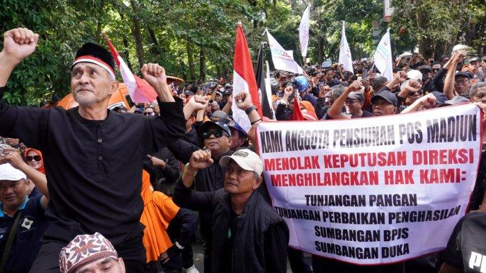 Karyawan dan pensiunan PT Pos Indonesia melakukan aksi unjuk rasa di depan Kantor Pusat PT Pos Indonesia Bandung, Jalan Cilaki, Kota Bandung, Jawa Barat, Selasa (20/5/2025).