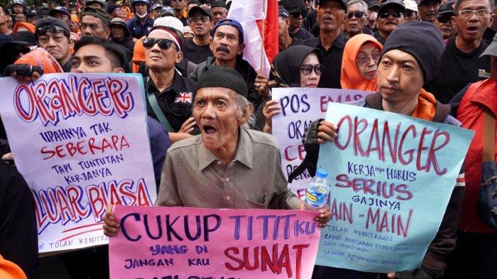 Karyawan dan pensiunan PT Pos Indonesia melakukan aksi unjuk rasa di depan Kantor Pusat PT Pos Indonesia Bandung, Jalan Cilaki, Kota Bandung, Jawa Barat, Selasa (20/5/2025).
