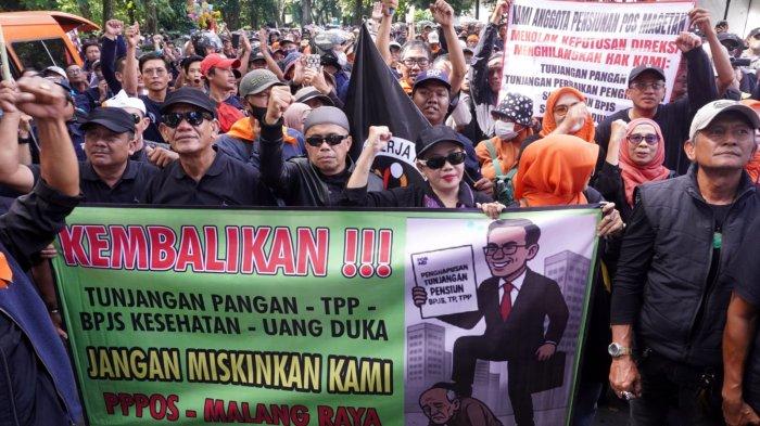 Karyawan dan pensiunan PT Pos Indonesia melakukan aksi unjuk rasa di depan Kantor Pusat PT Pos Indonesia Bandung, Jalan Cilaki, Kota Bandung, Jawa Barat, Selasa (20/5/2025).