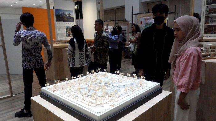 Pengunjung mengamati karya arsitektur yang dipamerkan pada gelaran IAAU Archipelago 2025 bertema 