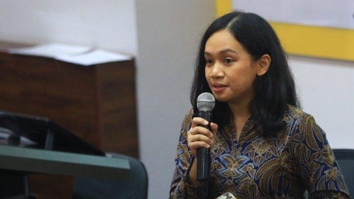 Program Manager TheGreaterHub SBM ITB, Adita Pritasari memberikan sambutan pada pembukaan program Coaching Clinic Batch Ke-13 untuk UMKM Jawa Barat 2025 di Gedung MBA ITB, Jalan Gelap Nyawang, Kota Bandung, Jawa Barat, Jumat (23/5/2025).