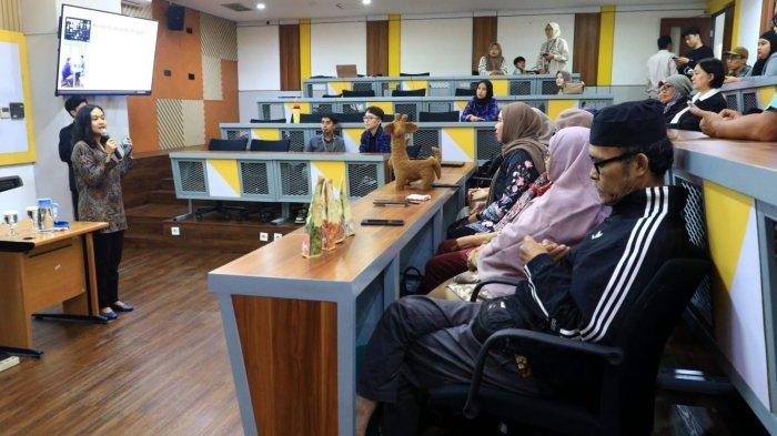 Program Manager TheGreaterHub SBM ITB, Adita Pritasari memberikan sambutan pada pembukaan program Coaching Clinic Batch Ke-13 untuk UMKM Jawa Barat 2025 di Gedung MBA ITB, Jalan Gelap Nyawang, Kota Bandung, Jawa Barat, Jumat (23/5/2025).
