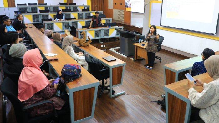 Program Manager TheGreaterHub SBM ITB, Adita Pritasari memberikan sambutan pada pembukaan program Coaching Clinic Batch Ke-13 untuk UMKM Jawa Barat 2025 di Gedung MBA ITB, Jalan Gelap Nyawang, Kota Bandung, Jawa Barat, Jumat (23/5/2025).