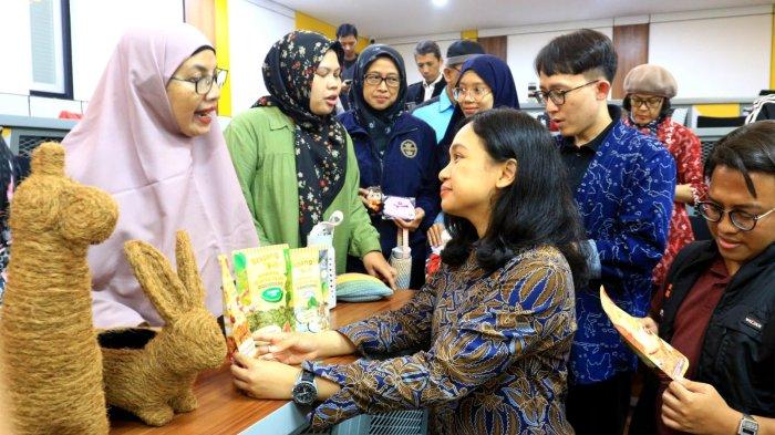Program Manager TheGreaterHub SBM ITB, Adita Pritasari dan CEO Rumah BUMN Bandung A Radinal Pramudha Sirat meninjau produk para peserta pelaku UMKM pada pembukaan program Coaching Clinic Batch Ke-13 untuk UMKM Jawa Barat 2025 di Gedung MBA ITB, Jalan Gelap Nyawang, Kota Bandung, Jawa Barat, Jumat (23/5/2025).