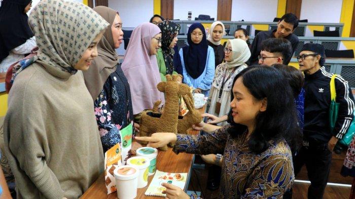 Program Manager TheGreaterHub SBM ITB, Adita Pritasari dan CEO Rumah BUMN Bandung A Radinal Pramudha Sirat meninjau produk para peserta pelaku UMKM pada pembukaan program Coaching Clinic Batch Ke-13 untuk UMKM Jawa Barat 2025 di Gedung MBA ITB, Jalan Gelap Nyawang, Kota Bandung, Jawa Barat, Jumat (23/5/2025).