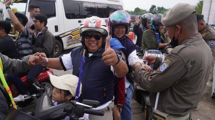 Bobotoh diperiksa tiket saat akan menyaksikan laga pamungkas Persib Bandung menghadapi Persis Solo sekaligus penyerahan trofi Liga 1 dan perayaan juara musim 2024-2025 di Stadion Gelora Bandung Lautan Api (GBLA), Kota Bandung, Jawa Barat, Sabtu (24/5/2025).
