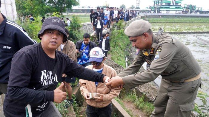 Bobotoh diperiksa tiket saat akan menyaksikan laga pamungkas Persib Bandung menghadapi Persis Solo sekaligus penyerahan trofi Liga 1 dan perayaan juara musim 2024-2025 di Stadion Gelora Bandung Lautan Api (GBLA), Kota Bandung, Jawa Barat, Sabtu (24/5/2025).