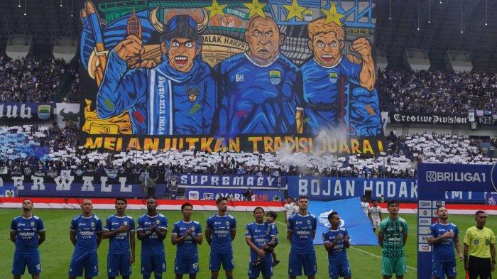 Bobotoh mengeluarkan koreo bergambar pelatih Persib Bojan Hodak diapit dua orang bobotoh dipadukan dengan tulisan 