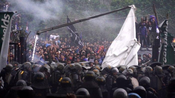 Suporter yang diduga tidak memiliki tiket terlibat kericuhan dengan petugas keamanan berusaha masuk ke stadion saat berlangsung pertandingan pamungkas Persib Bandung menghadapi Persis Solo pekan k-34 Liga 1 2024-2025 di Stadion Gelora Bandung Lautan Api (GBLA), Kota Bandung, Jawa Barat, Sabtu (24/5/2025).