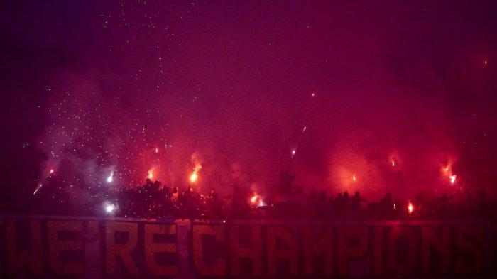 Bobotoh menyalakan flare merayakan Persib juara setelah selesai pertandingan pamungkas Persib Bandung menghadapi Persis Solo pekan k-34 Liga 1 2024-2025 di Stadion Gelora Bandung Lautan Api (GBLA), Kota Bandung, Jawa Barat, Sabtu (24/5/2025).