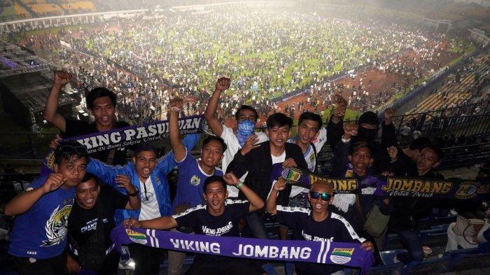 Bobotoh dari luar Jawa Barat merayakan Persib juara Liga 1 2024-2025 dari tribun sementara ribuan bobotoh lainnya merayakan di lapangan, di Stadion Gelora Bandung Lautan Api (GBLA), Kota Bandung, Jawa Barat, Sabtu (24/5/2025).