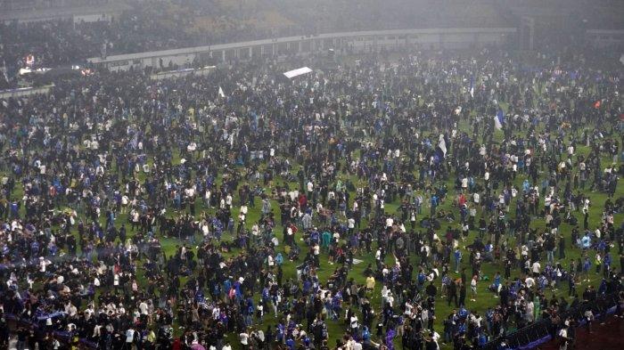 Ribuan bobotoh masuk ke lapangan merayakan Persib juara Liga 1 2024-2025, di Stadion Gelora Bandung Lautan Api (GBLA), Kota Bandung, Jawa Barat, Sabtu (24/5/2025).