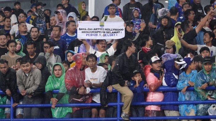 Bobotoh di tribun merayakan Persib juara Liga 1 2024-2025, di Stadion Gelora Bandung Lautan Api (GBLA), Kota Bandung, Jawa Barat, Sabtu (24/5/2025).