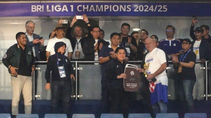 Pelatih Persib Bandung, Bojan Hodak dinobatkan sebagai pelatih terbaik Liga 1 2024-2025, di Stadion Gelora Bandung Lautan Api (GBLA), Kota Bandung, Jawa Barat, Sabtu (24/5/2025).