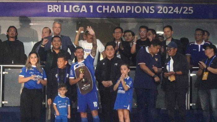 Pemain Persib Bandung, Tyronne del Pino dinobatkan sebagai pemain terbaik Liga 1 2024-2025, di Stadion Gelora Bandung Lautan Api (GBLA), Kota Bandung, Jawa Barat, Sabtu (24/5/2025).
