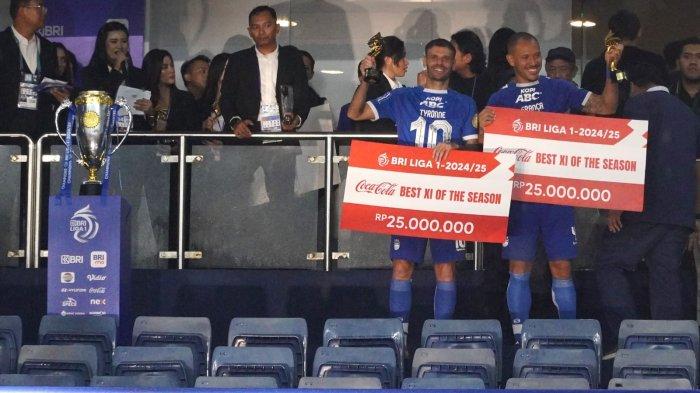 Pemain Persib Bandung, Tyronne del Pino dan dan Gustavo Franca dinobatkan masuk daftar Best XI Liga 1 2024-2025, di Stadion Gelora Bandung Lautan Api (GBLA), Kota Bandung, Jawa Barat, Sabtu (24/5/2025).