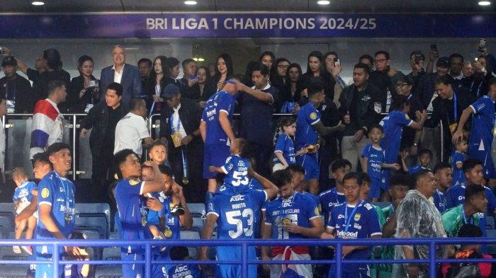 Pemain Persib Bandung menerima pengalungan medali juara Liga 1 2024-2025, di Stadion Gelora Bandung Lautan Api (GBLA), Kota Bandung, Jawa Barat, Sabtu (24/5/2025).